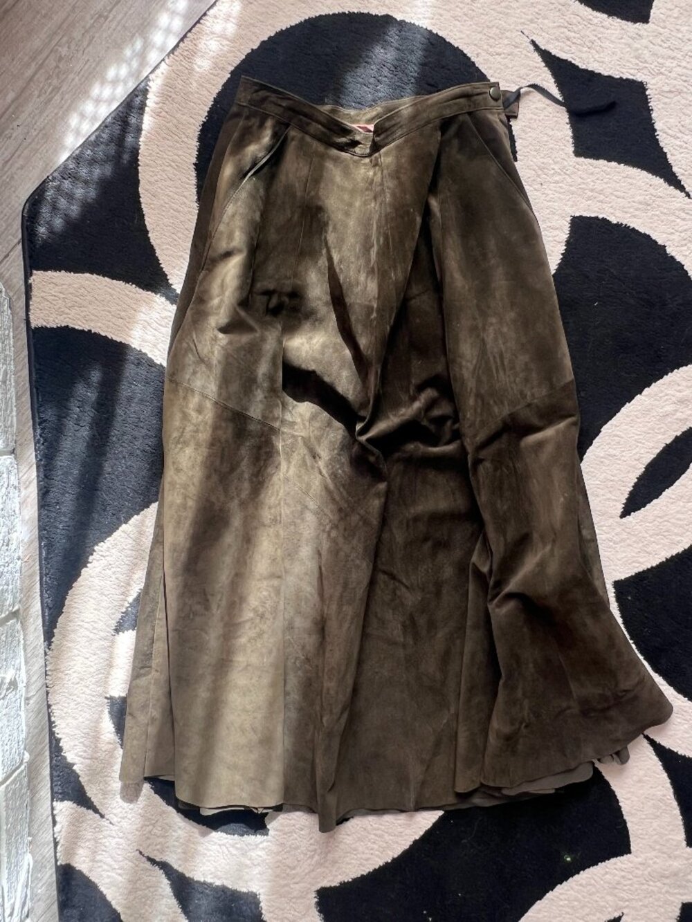 Danier Olive Green Suede Skirt - Picture 2 of 9